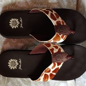 Yellow Box. Giraffe. Hair straps sz M Flip Flops pre owned Brown soles
